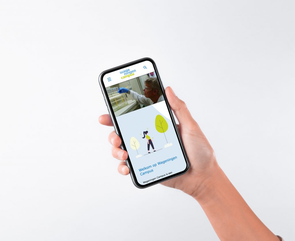 Hand die een telefoon vasthoudt met daarop de Wageningen Campus website