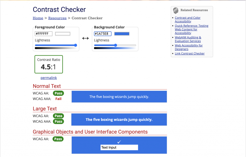 Een screenshot van contrast checker waarin de kleuren blauw en wit met elkaar worden vergeleken en een contrast ratio van 4:5:1 heeft, wat valt binnen de wcag-richtlijnen.